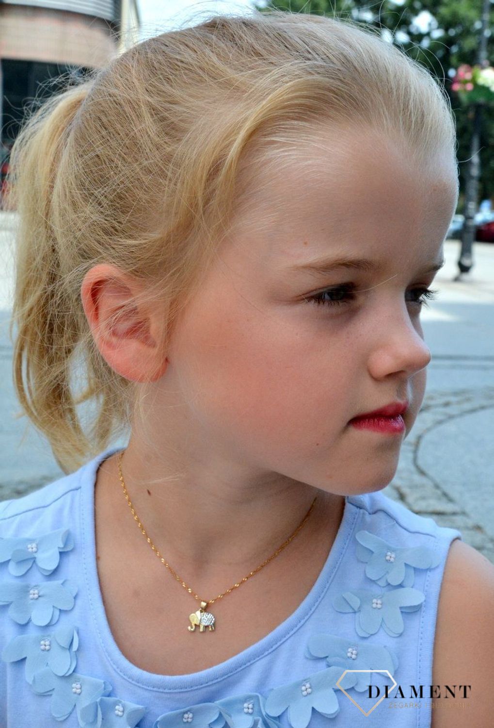 Złota zawieszka 333 słoń z białym złotem ZA 6873 333. Piękno zawarte w subtelnym detalu, w postaci zawieszki o kształcie słonia. Utrzymana w najnowszych trendach złota biżuteria inspirowana motywem amuletów, to oryginalny do.jpg